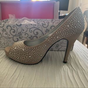 NEW Lulu Townsend jeweled pumps with an open toe